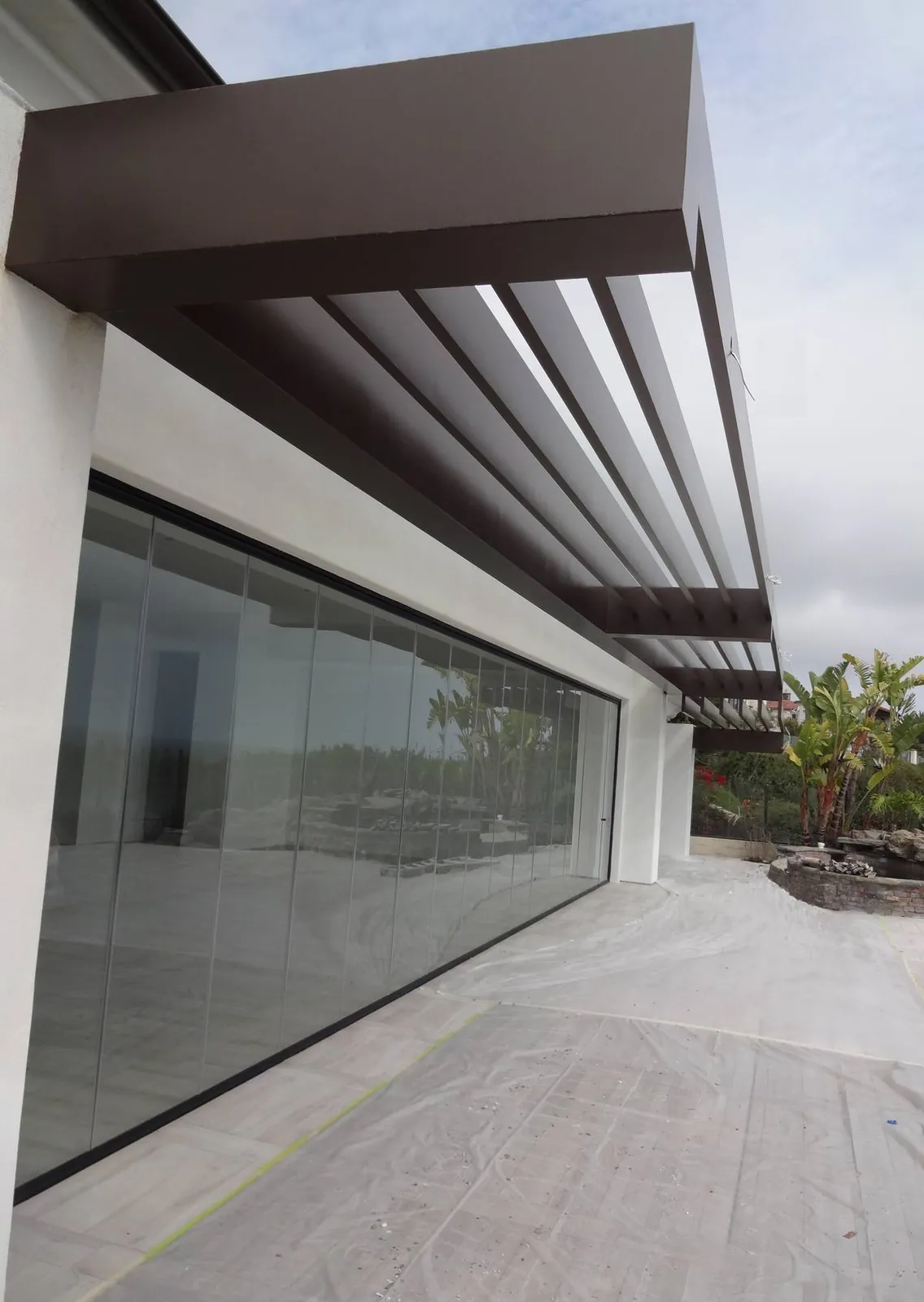 Contemporary Oceanfront Residence, California Coast — photograph 2 of 15