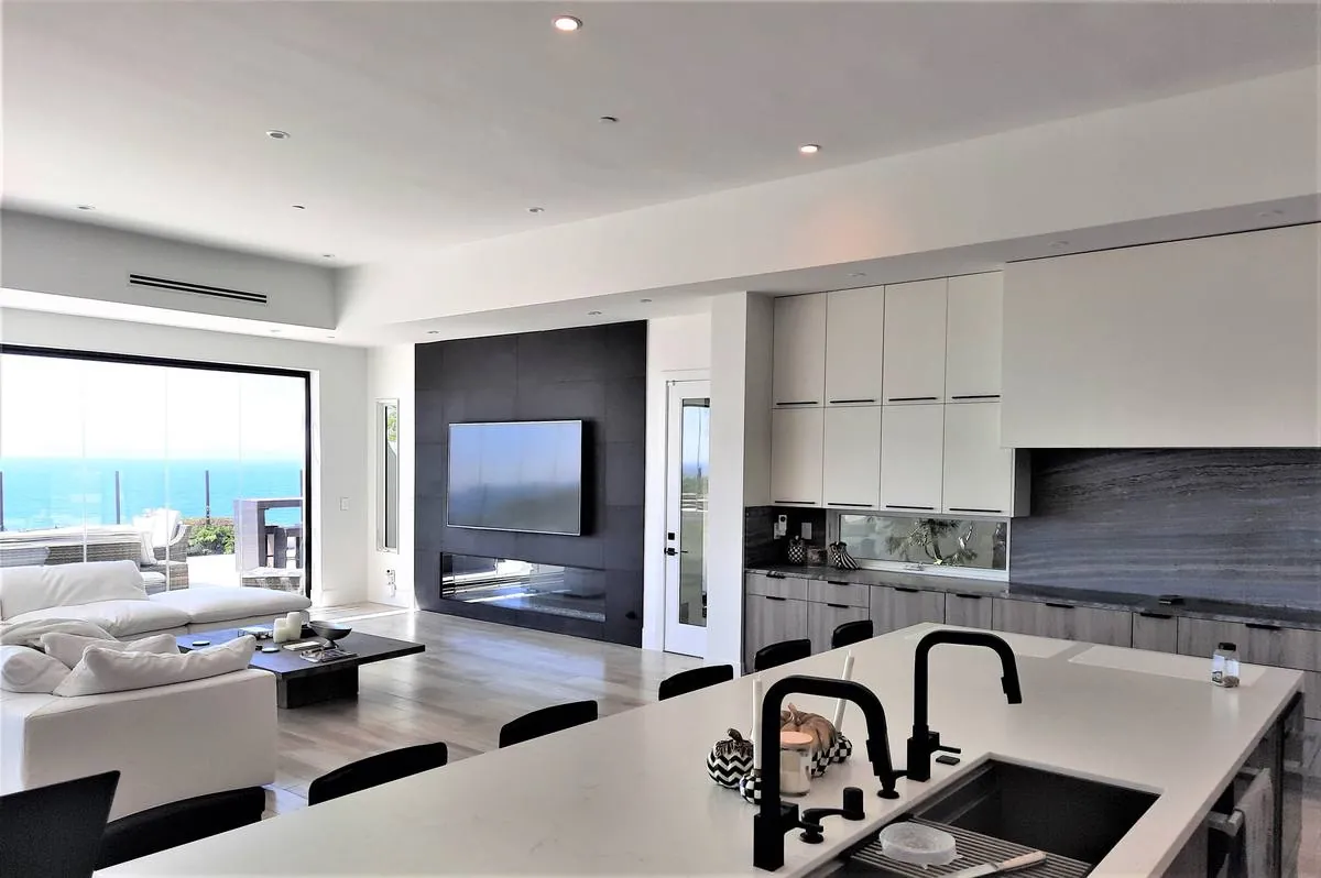 Contemporary Oceanfront Residence, California Coast — photograph 8 of 15
