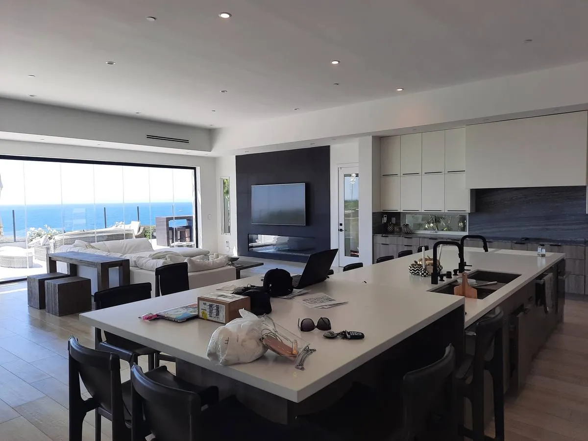 Contemporary Oceanfront Residence, California Coast — photograph 9 of 15